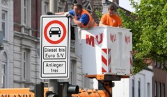 Biển báo giao thông cấm xe diesel được lắp đặt tại Max-Brauer Allee ở trung tâm thành phố Hamburg, Đức ngày 16 tháng 5 năm 2018. Ảnh: REUTERS