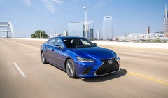 Kích thước tổng thể Lexus ES 2019 đã gần ngang ngửa với mẫu sedan cỡ lớn Toyota Avalon. (Ảnh: Lexus)