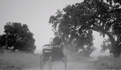 Nhiều người dân Đức đã giật mình khi nhìn thấy Bertha Benz cưỡi trên một cỗ xe không có ngựa mà vẫn có thể chạy được trên đường (Ảnh từ video) 