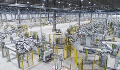 1.200 Robot ABB sẽ nhận các chi tiết dập từ xưởng dập để hàn ghép thành thân vỏ của 02 dòng xe Sedan Lux A2.0 và SUV SA2.0.