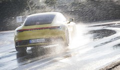 Chế độ lái Wet Mode giờ đây đã trở thành trang bị tiêu chuẩn trên tất cả các phiên bản của Porsche 911 thế hệ mới.