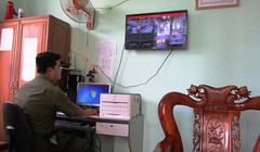 Công an xã Hải Châu theo dõi tình hình an ninh trật tự trên địa bàn toàn xã qua hệ thống camera an ninh (Ảnh: báo Thanh Niên)