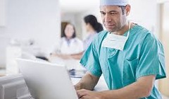 Sử dụng máy tính là một yêu cầu bắt buộc với các bác sĩ trong một nền y học hiện đại. (Ảnh: báo Dân Trí)