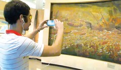 Du khách trải nghiệm ứng dụng thuyết minh tự động tại Bảo tàng Lịch sử Quốc gia. Ảnh: báo Đại biểu Nhân dân