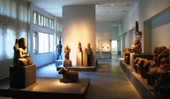 Các hiện vật trưng bày tại Bảo tàng Điêu khắc Chăm ở Đà Nẵng. Ảnh: website Bảo tàng Điêu khắc Chăm