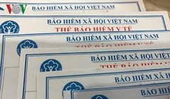 Trong năm 2018, thẻ bảo hiểm y tế bằng giấy sẽ được chuyển sang thẻ điện tử. Ảnh: VietnamNet