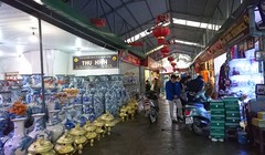 Làng gốm Bát Tràng vắng khách nhưng vẫn bán được hàng qua mạng. Ảnh: Kinh tế & Đô thị