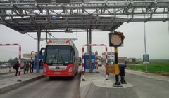 Thu phí không dữ sẽ tiết kiệm thời gian và minh bạch nguồn thu. Ảnh: Đất Việt