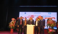 5 thế hệ lãnh đạo của Khoa CNTT Viện Đại học Mở Hà Nội. GS Thái Thanh Sơn (đứng giữa), trưởng khoa đầu tiên. TS Trương Tiến Tùng (bên trái), Viện trưởng Viện Đại học Mở Hà Nội