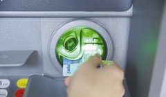 Tại Việt Nam, thẻ ATM chủ yếu dùng để rút tiền. Ảnh: THÀNH HOA