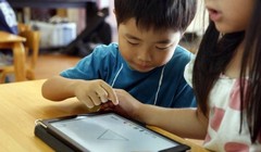 Học sinh trường mẫu giáo Coby (Yoshikawa, Saitama, Nhật Bản) đang học vẽ trên một thiết bị công nghệ. Ảnh: AP.
