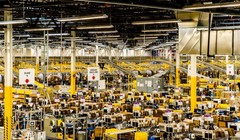 Một kho hàng của Amazon tại Kent, Washington.