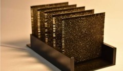 Mạng lưới bao gồm một loạt các lớp polymer, hoạt động bằng cách truyền ánh sáng qua. Mỗi lớp có diện tích 8 cm vuông. Nhóm nghiên cứu Ozcan / UCLA.