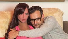 Kỹ sư Sergi Santos và người máy Samantha. Ảnh: New York Post