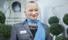 Sophia tươi cười khi tới sân bay. Ảnh: Forbes