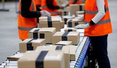 Ảnh: Nhân công làm việc tại kho hàng Amazon