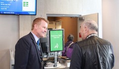 Cổng ra máy bay của hãng American Airlines đang ứng dụng công nghệ nhận diện khuôn mặt. Ảnh: BUSINESS TRAVELLER.