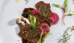Miếng thịt bò nhân tạo do Aleph Farms sản xuất.