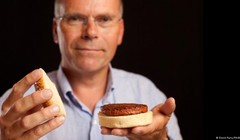 Bánh hamburger đầu tiên được trồng trong phòng thí nghiệm vào năm 2013 tốn hơn 300.000 USD để sản xuất.