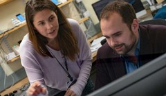 Nhà nghiên cứu Ellen and Ryan McGinnis, đại diện nhóm nghiên cứu của Đại học Vermont đã phát triển thành công cảm biến đeo tay để sàng lọc triệu chứng lo âu, trầm cảm ở trẻ nhỏ.