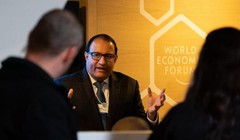 Bộ trưởng Thông tin - truyền thông Singapore phát biểu tại Diễn đàn kinh tế thế giới ngày 23-1 - Ảnh: WEF