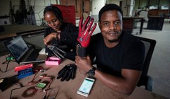 Nhà sáng chế Roy Allela với găng tay thông minh biến ngôn ngữ ký hiệu thành tiếng nói