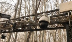 Camera an ninh tại lối vào nhà thờ Hồi giáo Id Kah ở Kashgar, Tân Cương. ẢNH: REUTERS