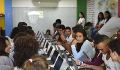 Học sinh Bahia sử dụng máy tính hoặc điện thoại để truy cập ứng dụng Geekie. Ảnh: Geekie