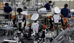 Robot làm việc cùng nhân viên người thật. ẢNH: REUTERS