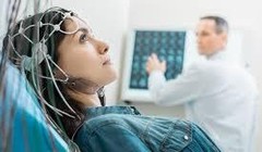 Tổ hợp phục hồi chức năng vận động bao gồm một chiếc mũ có các điện cực và máy điện não đồ - Ảnh: RG