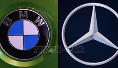  Logo của hai tập đoàn ô tô Đức BMW và Mercedes Daimler. Ảnh: AFP/TTXVN
