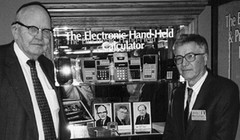  Jerry Merryman (phải) và Jack Kilby tại Bảo tàng Máy tính Mỹ ở Bozeman, bang Montana năm 1997.