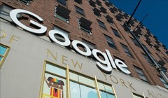 Biểu tượng của Google tại một tòa nhà ở New York, Mỹ. Ảnh: AFP/TTXVN
