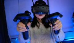 Một người đang thử trò chơi thực tế ảo tại một cơ sở VR ở Thượng Hải, Trung Quốc - Ảnh: AFP