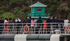 Du khách Trung Quốc trên thuyền tham quan dọc sông Yalu, chia cắt thành phố Đan Đông của Trung Quốc và Sinuiju của Triều Tiên tháng 5/2017. Ảnh: Getty
