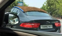 Mẫu sedan hạng sang cỡ trung với mái che đặc biệt trong một ngày nắng nóng ở Ấn Độ. Ảnh: Cartoq