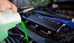 Lái xe cần thường xuyên kiểm tra và đổ nước làm mát động cơ