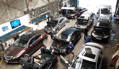 Gara chật kín xe đến sửa điều hòa trong những ngày qua.