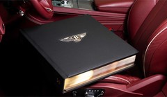 Phiên bản Centenary có 4 màu da bọc tùy chọn, trong khi bản Mulliner có 17 màu da khác nhau.