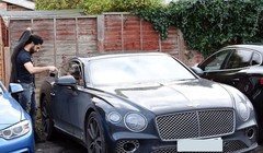 Mohamed Salah với chiếc Bentley Continental GT  mới
