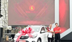 Những chiếc VinFast Fadil đầu tiên được giao đến tay khách hàng.