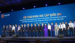 Thủ tướng Nguyễn Xuân Phúc và Phó Chủ tịch Quốc hội Uông Chu Lưu chụp ảnh kỷ niệm với các đại biểu tại hội thảo. Ảnh: báo Pháp luật Việt Nam