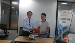 Ông Lý Đình Quân - Giám đốc Songhan Incubator (bên trái) và ông Phạm Tiến Dũng - giám đốc Không gian Sáng tạo Cogo (1 Thái Hà) ký kết hợp tác về hỗ trợ miễn phí địa điểm làm việc cho các startup