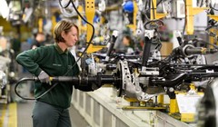 Một công nhân làm việc tại Jaguar Land Rover ở Castle Bromwich. Ảnh: theguardian.com