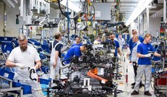 Dây chuyền lắp ráp xe điện e-Golf trong nhà máy Volkswagen ở Wolfsburg, Đức. Ảnh: Bloomberg