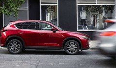 Mẫu xe Mazda trên đường phố