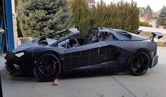 Chiếc xe của hai cha con tiến sĩ Sterling Backus