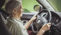 Đối với người cao tuổi, việc lái xe nhiều lúc khá vất vả và khó khăn.