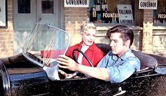 Elvis Presley và bạn diễn Lizabeth Scott trên chiếc xe đặc biệt trong bộ phim.