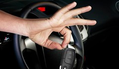 Chiếc xe có thể bị hacker tắt động cơ ngay khi tài xế đang lái xe. Ảnh: Forbes
